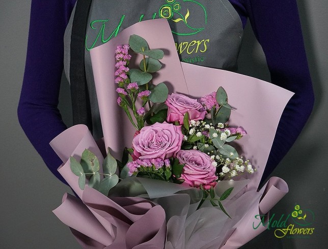 Букет - комплимент из фиолетовых роз Фото